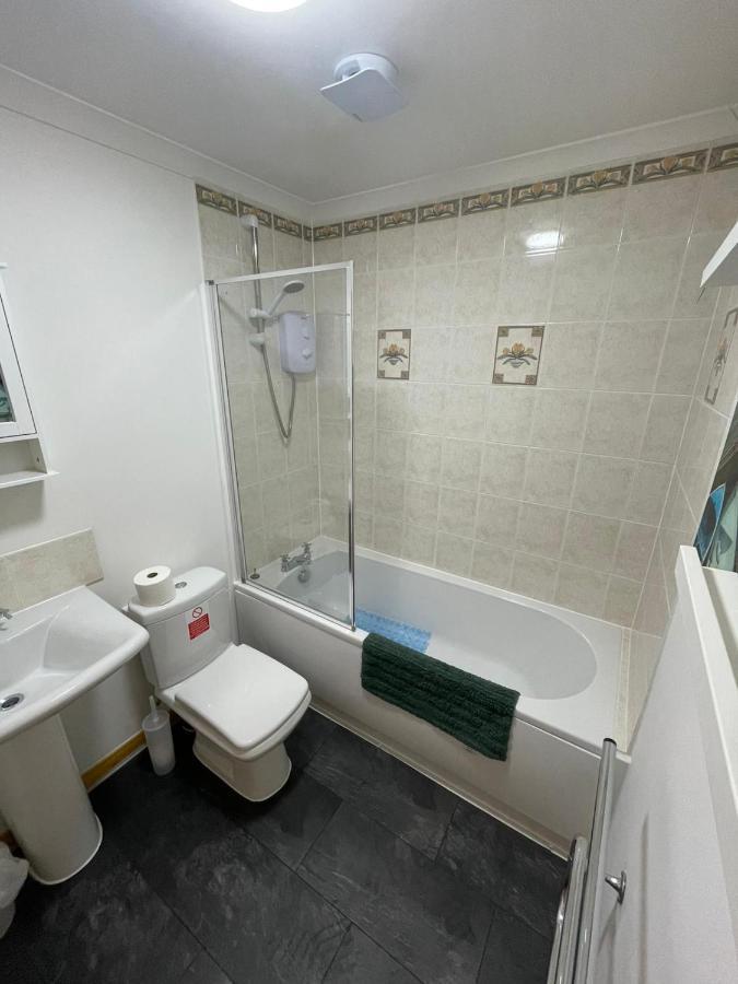 Апартаменты Self Catering Spacious 2 Bed With Sea Views *